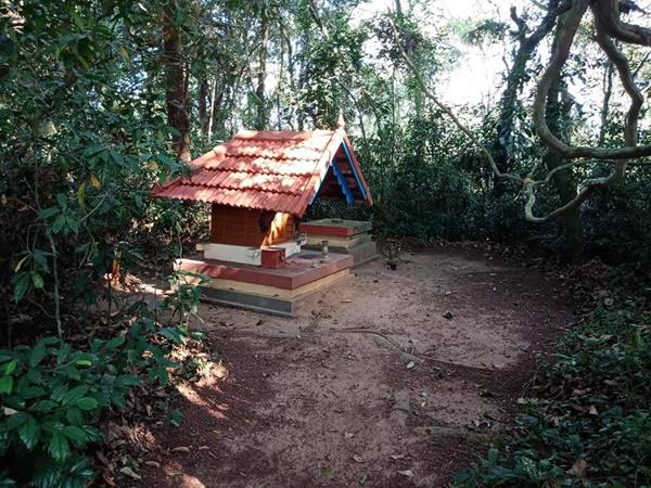 മാലിമേൽ ഭഗവതി ക്ഷേത്രവും അമ്മൂമ്മക്കാവും