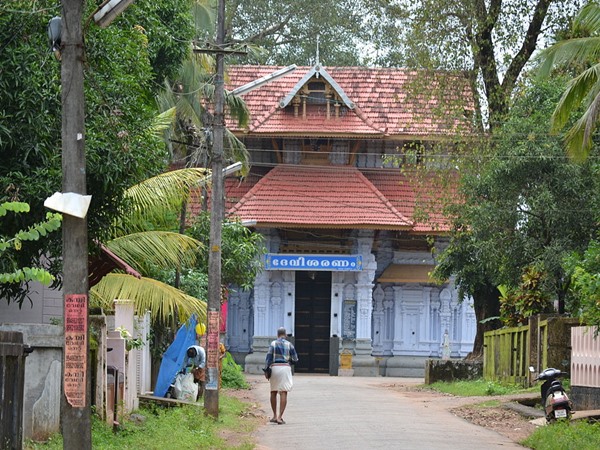 കൊടുങ്ങല്ലൂരമ്മയും കാഞ്ചി കാമാക്ഷിയും വാഴുന്ന ഊരകം ക്ഷേത്രം