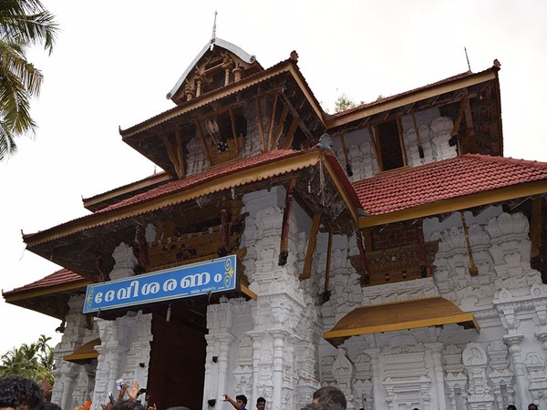 രണ്ടു ഗോപുരങ്ങളും നാലമ്പലവും