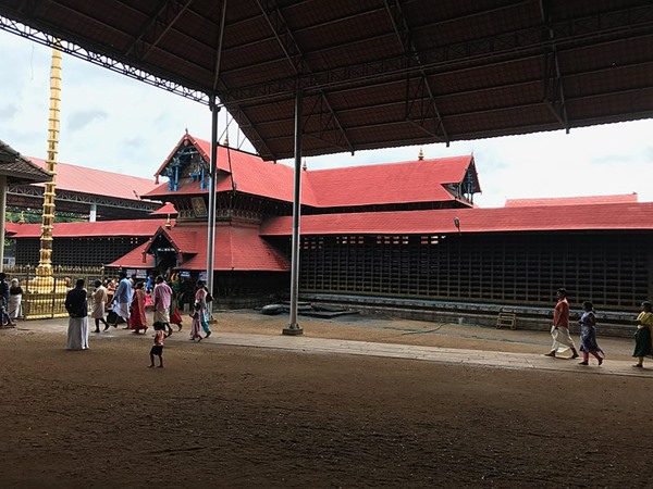 വാല്ക്കണ്ണാടി നോക്കുന്ന യക്ഷിയമ്മ