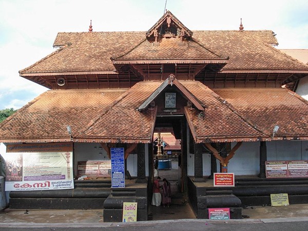 ഒരേ സമയത്ത് പ്രതിഷ്ഠിച്ച മൂന്ന് ശിവലിംഗങ്ങളില് ഒന്ന്