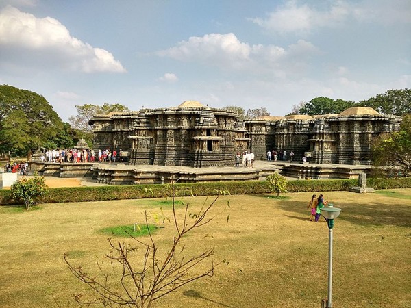 ചെന്നകേശവ ക്ഷേത്രത്തോട് മത്സരിച്ച്