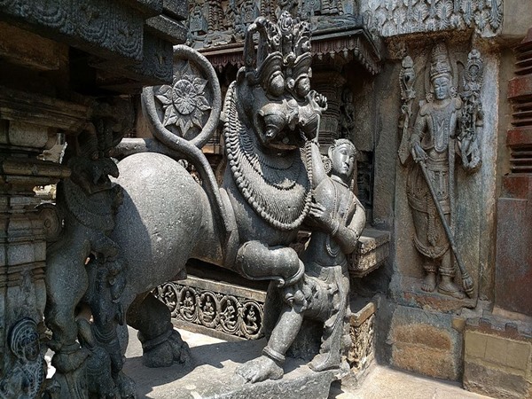 കവാടത്തിലെ ആനകളുടെ രൂപം