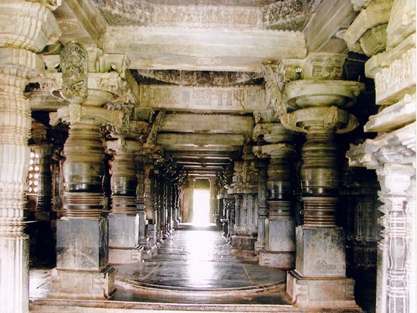 നൃത്തം ചെയ്യുന്ന ഗണപതിയും ദ്വാരപാലകരും