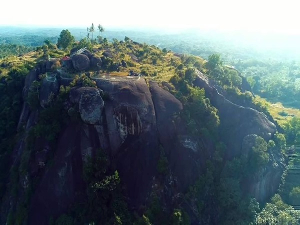 പാറകള് ചേരുന്ന മരുതുംപാറ