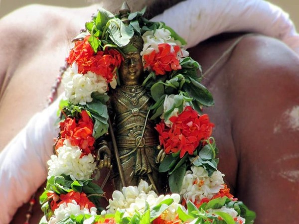 വേല് തലകീഴായി പിടിച്ച സുബ്രഹ്മണ്യന്