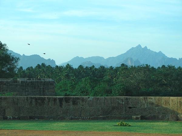 അധികാരവും സൈനകാവശ്യങ്ങളും