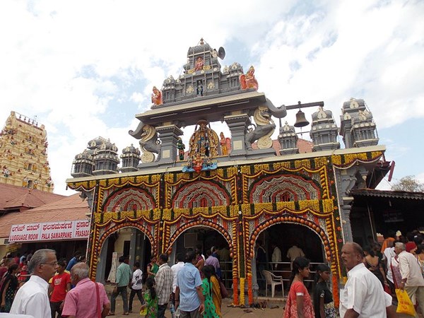 പടിഞ്ഞാറു ദര്ശനമായ വിഗ്രഹും കനകദാസനും