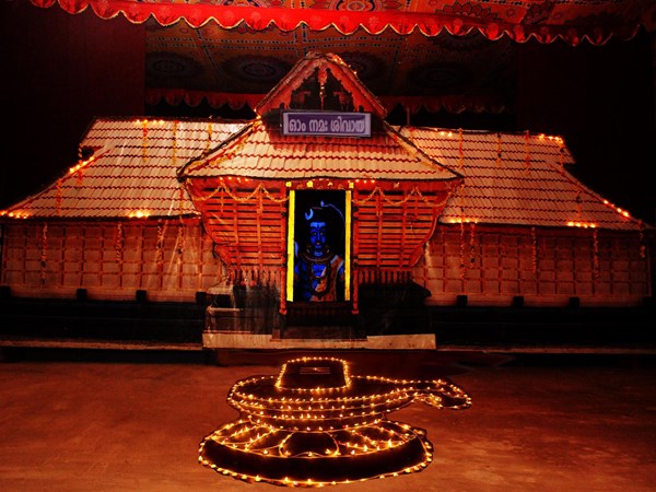 ക്ഷേത്രത്തോളം പഴക്കമുള്ള കൂവളമരം