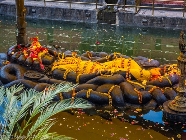 ബുദ്ധനും ബുദ്ധനീലകണ്ഠ ക്ഷേത്രം