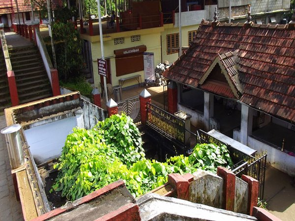വിഗ്രഹവും സോപാനവുമില്ല