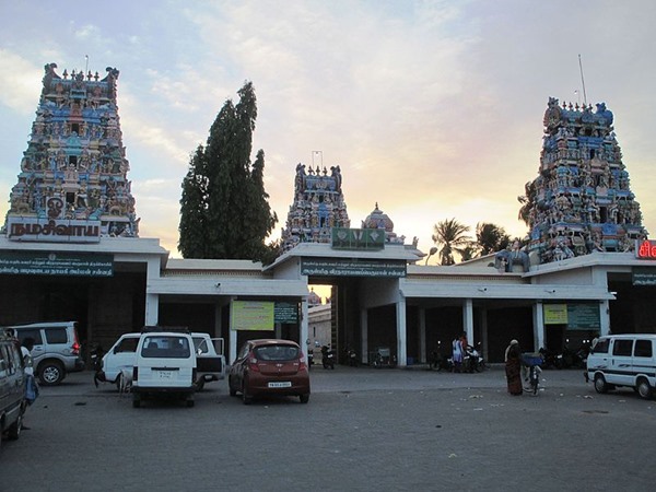 ത്രീമൂര്ത്തികളും ശ്രീകോവിലുകളും