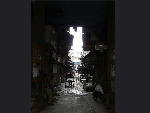 ഇടുങ്ങിയ, എണ്ണമില്ലാത്ത പാതകള്