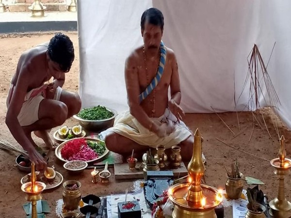 ആപ്പിണ്ടി വിളക്കും ജീവിതഎഴുന്നെളളിപ്പും