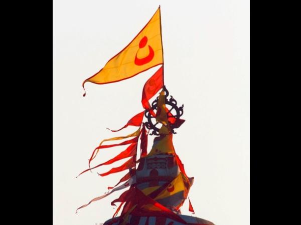 കാറ്റിനു വിപരീതദിശയില് പറക്കുന്ന പതാക