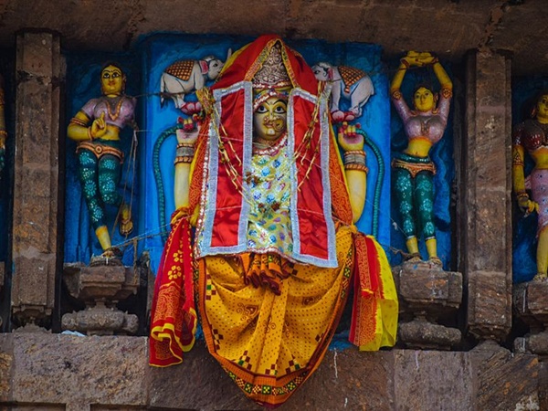 അപൂര്ണ്ണമായ പ്രതിഷ്ഠകള്