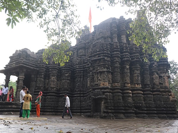 ആകാശത്തിലേക്ക് തുറക്കുന്ന മേല്ക്കൂര