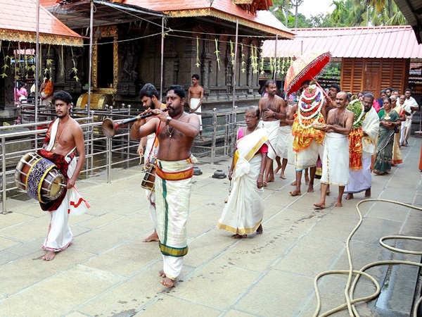 കൂനമ്പായിക്കുളത്ത് എത്തുന്നു