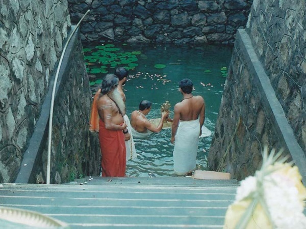 മേൽക്കൂര ഇല്ലാത്തതുമായ ശ്രീകോവില്