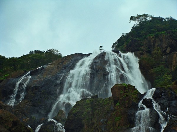 വെള്ളച്ചാട്ടങ്ങള് തേടാം