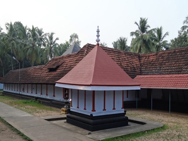 കാതോര്ത്ത് തലചായ്ച്ച് നില്ക്കുന്ന ഹനുമാന്