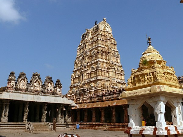 ഹംപിയിലെ വിരൂപാക്ഷ ക്ഷേത്രം