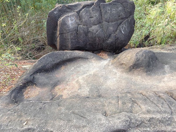 പാറക്കെട്ടിലെ അടയാളങ്ങള്