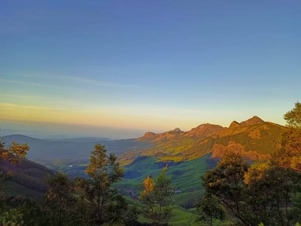 എവിടെ നോക്കിയാലും കാഴ്ചകള്