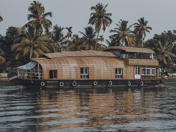 കായലിലൂടെ ഒരു സഫാരി