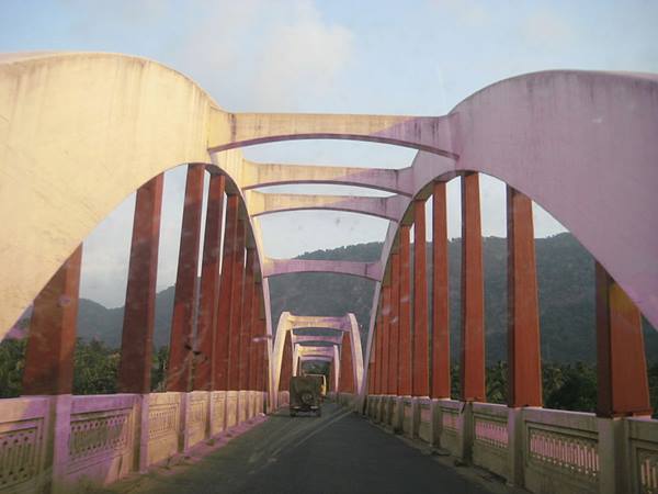 നേര്യമംഗലം പാലം കയറി
