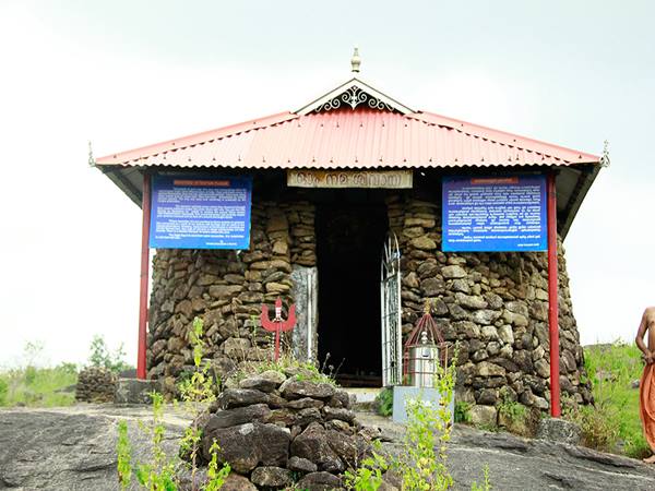 ഗുഹയ്ക്കുള്ളില്
