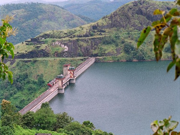അണക്കെട്ടിലൂടെ