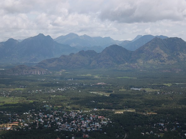 ആകാശവുമായി അതിരിടുന്ന കാഴ്ചകളിലേക്ക്