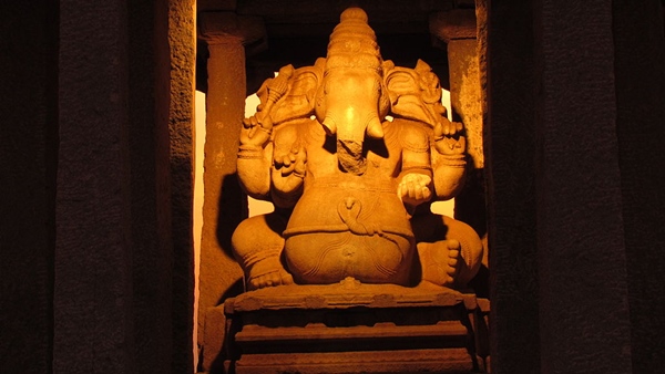 കുംഭ നിറഞ്ഞ ഗണേശനും, വയറിനെ ചുറ്റിയ നാഗവും