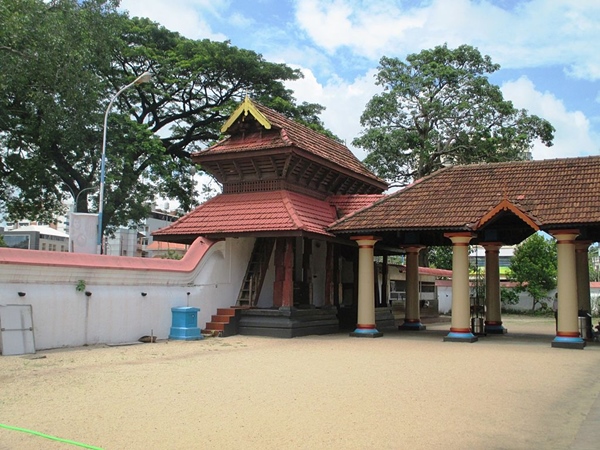 നാഗത്തിന്റെ ശിരസ്സുള്ള ദേവലനും എറണാകുളം ക്ഷേത്രവും