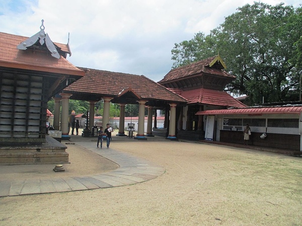 പൂജാ സമയവും വഴിപാടുകളും