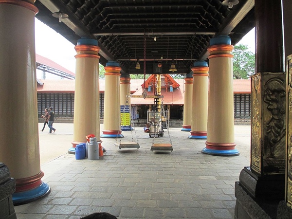 ആയിരത്തൊന്നുകുടം ജലധാരയും എള്ള്കൊണ്ടുള്ള തുലാഭാരവും
