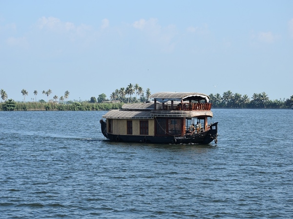 വലിയ പറമ്പ, കാസർകോഡ്