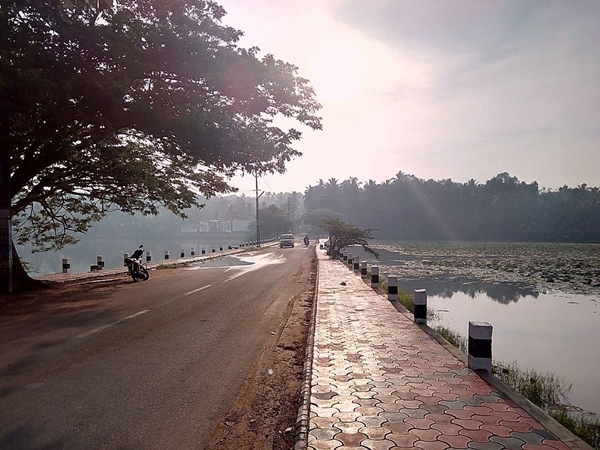 വെള്ളായണി കായലിനോട് ചേർന്ന്